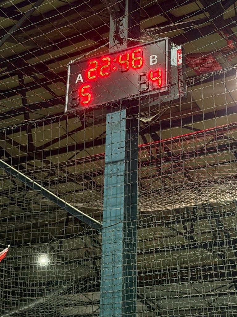 Afficheur de score LED installé en salle : score des équipes A/B et chronomètre